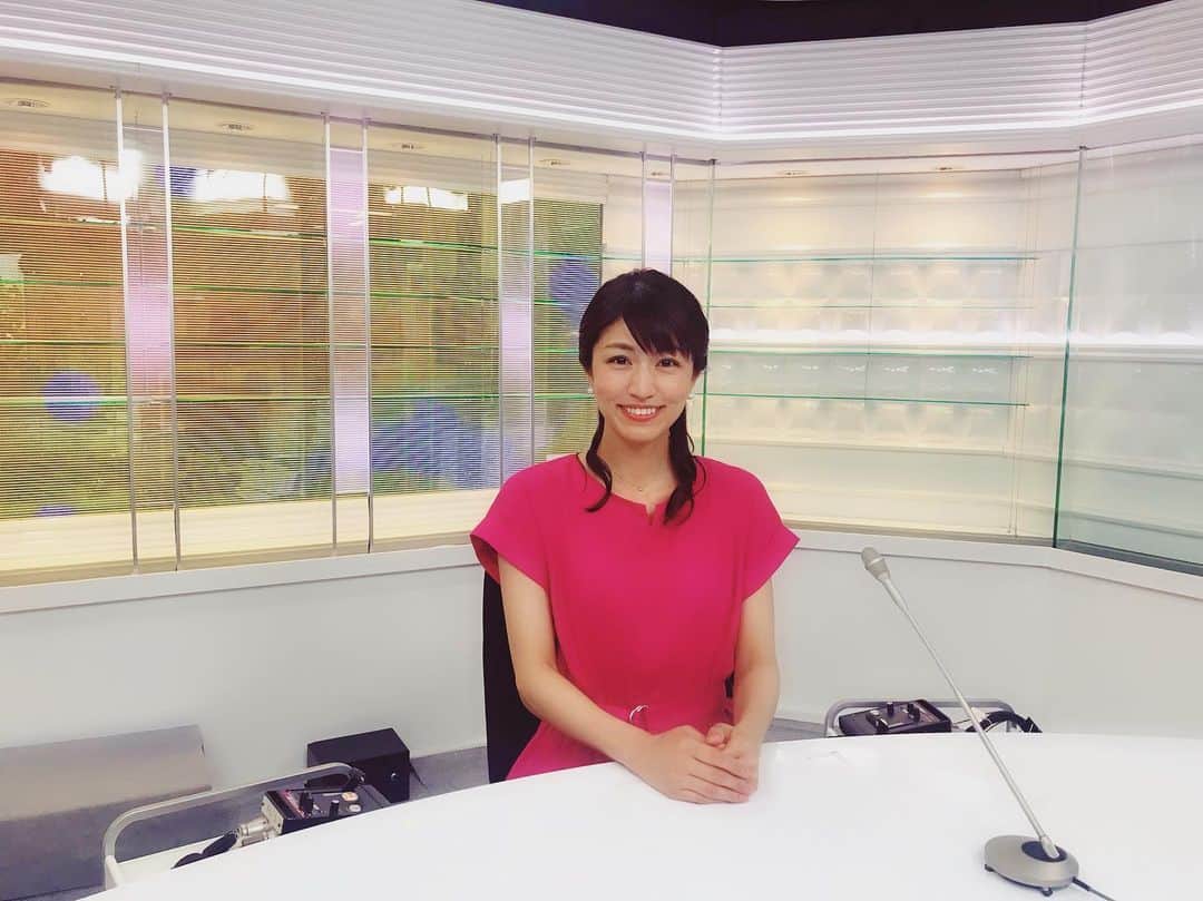 竹村優香のインスタグラム：「台風、心配ですね…😣 対象地域の皆さんは、安全の確保を第一に行動してくださいね☂️ *  今日の衣装は、一番好きな色ピンクのワンピースでした👗嬉しい💕 ピアスはキャッチもパールなので、今日は大きい方を前面にしましたが、さりげなく身に着けたいときは小さい方でもとっても可愛いと思います😍 *  ワンピース @talbots_japan パールピアス @m.m.mjewelry * *  #tokyomx #news #キャスター #セントフォース #衣装 #マゼンタピンク #ワンピース」