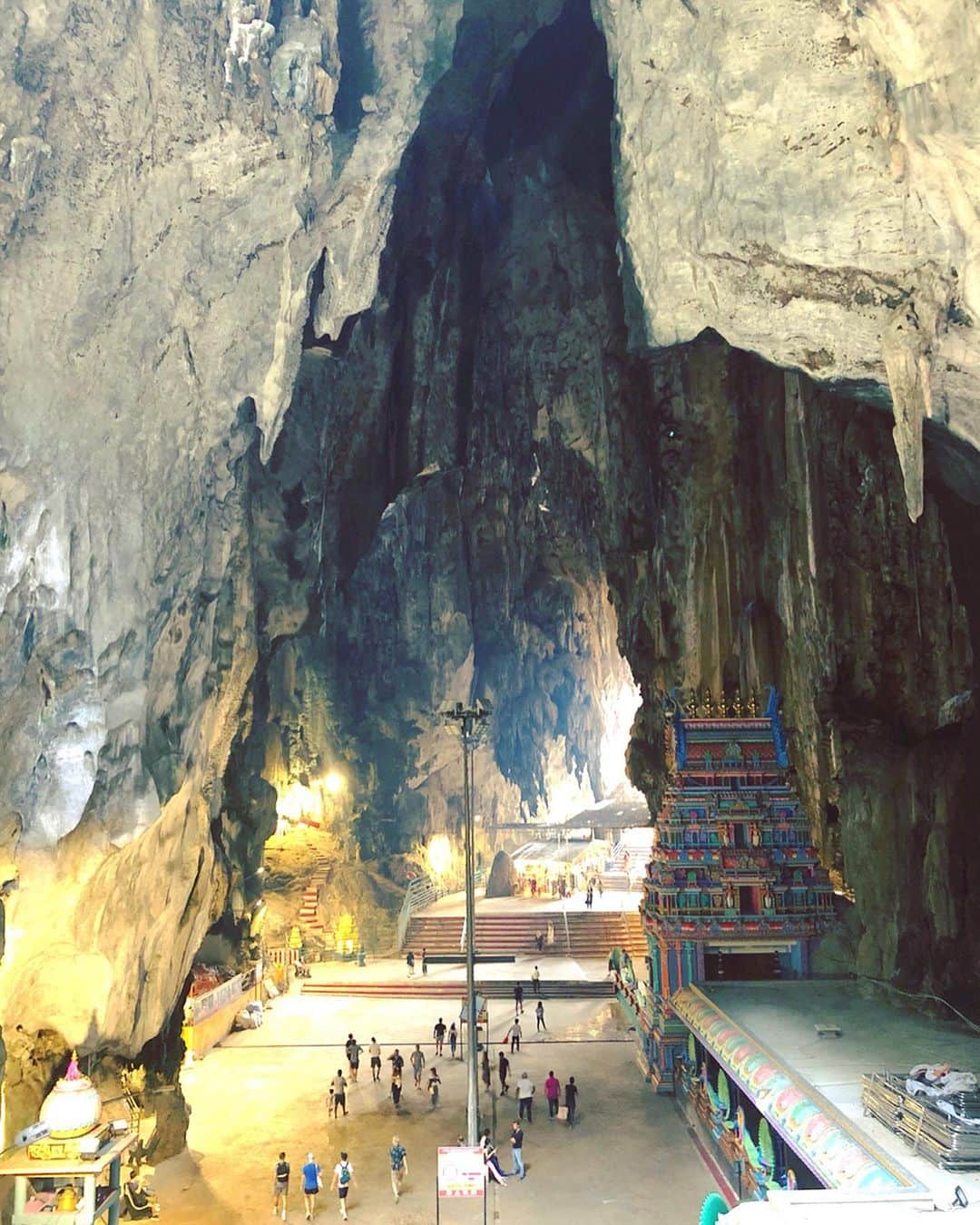 東條恭子さんのインスタグラム写真 - (東條恭子Instagram)「. 📍Batu Caves 272段の階段を上ってきました🐒🌈✨ . なんだろう💜💛 わたし、この国がすごく好きです❤️🧡 . . . . . #batucaves #バトゥ洞窟 #洞窟 #探検 #パワースポット #trip #vacation #旅行 #旅行大好き #旅行好き #旅行好きな人と繋がりたい #旅行好き女子 #海外旅行 #海外旅行好きな人と繋がりたい #海外旅行大好き #マレーシア #マレーシア旅行 #マレーシア観光 #malaysia #kl #kualalumpur #旅女子 #タビジョ #タビジョと繋がりたい #旅スタグラム #夏休み #夏休み旅行 #クアラルンプール」9月8日 23時25分 - kyoko_tojo