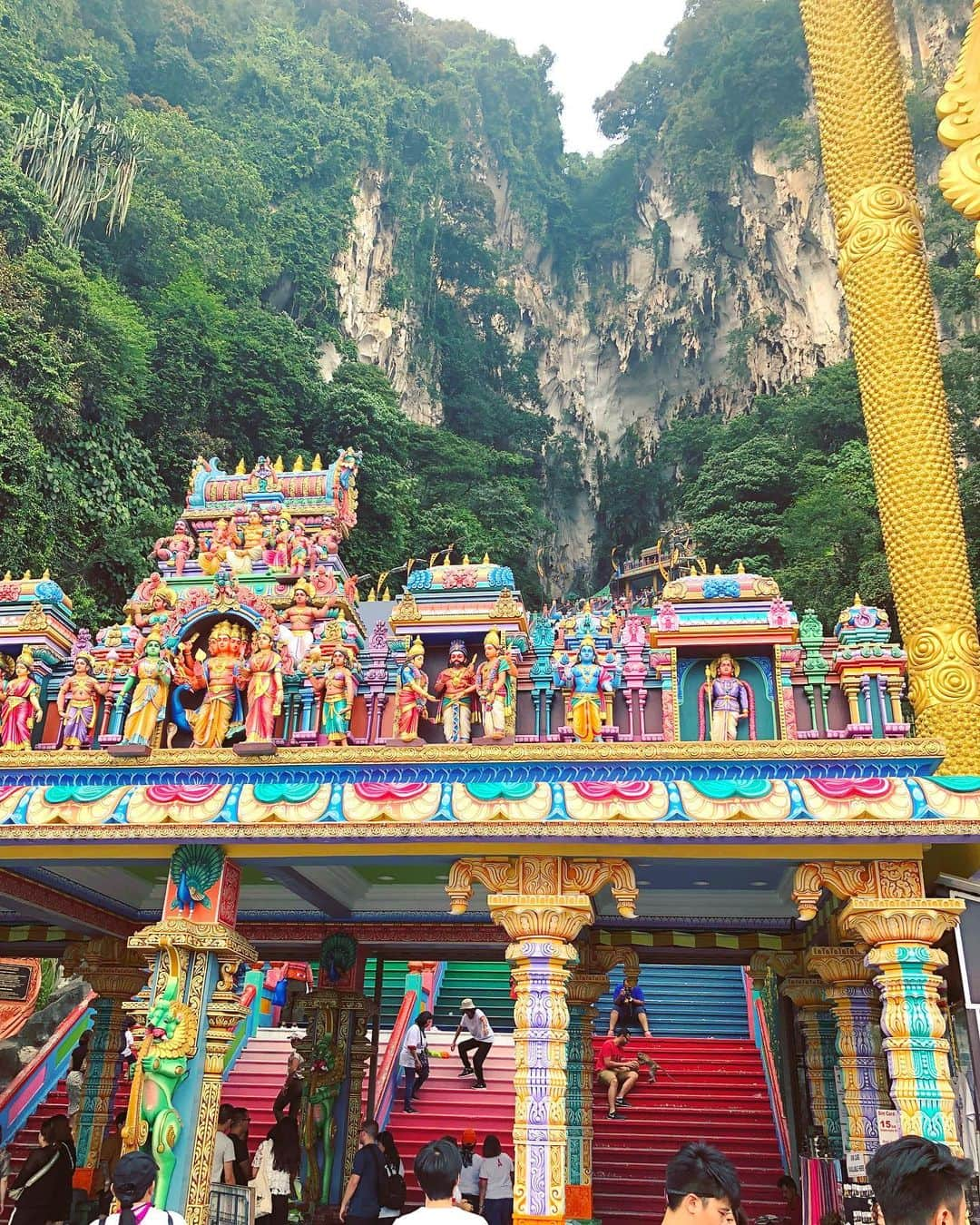 東條恭子さんのインスタグラム写真 - (東條恭子Instagram)「. 📍Batu Caves 272段の階段を上ってきました🐒🌈✨ . なんだろう💜💛 わたし、この国がすごく好きです❤️🧡 . . . . . #batucaves #バトゥ洞窟 #洞窟 #探検 #パワースポット #trip #vacation #旅行 #旅行大好き #旅行好き #旅行好きな人と繋がりたい #旅行好き女子 #海外旅行 #海外旅行好きな人と繋がりたい #海外旅行大好き #マレーシア #マレーシア旅行 #マレーシア観光 #malaysia #kl #kualalumpur #旅女子 #タビジョ #タビジョと繋がりたい #旅スタグラム #夏休み #夏休み旅行 #クアラルンプール」9月8日 23時25分 - kyoko_tojo