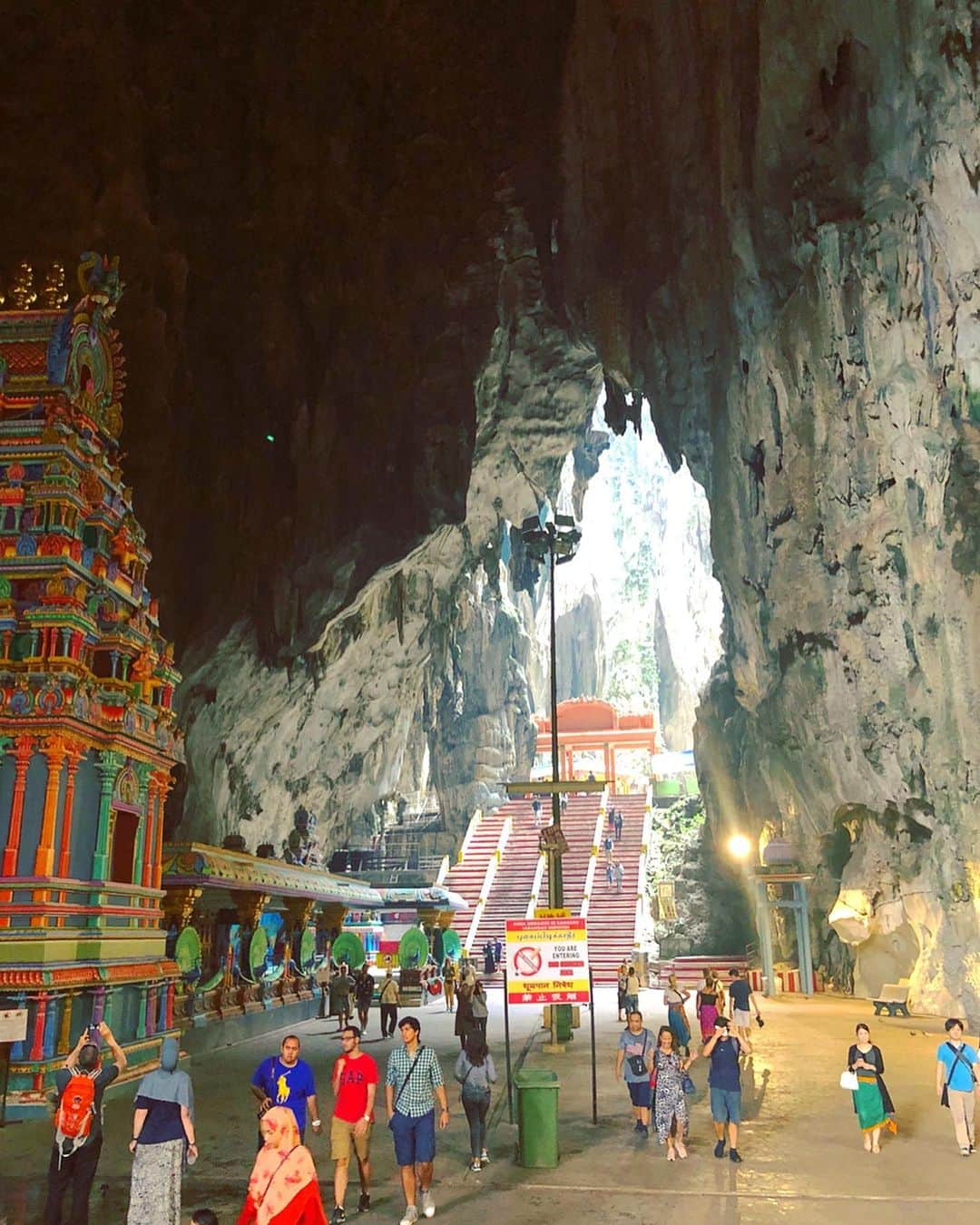 東條恭子さんのインスタグラム写真 - (東條恭子Instagram)「. 📍Batu Caves 272段の階段を上ってきました🐒🌈✨ . なんだろう💜💛 わたし、この国がすごく好きです❤️🧡 . . . . . #batucaves #バトゥ洞窟 #洞窟 #探検 #パワースポット #trip #vacation #旅行 #旅行大好き #旅行好き #旅行好きな人と繋がりたい #旅行好き女子 #海外旅行 #海外旅行好きな人と繋がりたい #海外旅行大好き #マレーシア #マレーシア旅行 #マレーシア観光 #malaysia #kl #kualalumpur #旅女子 #タビジョ #タビジョと繋がりたい #旅スタグラム #夏休み #夏休み旅行 #クアラルンプール」9月8日 23時25分 - kyoko_tojo