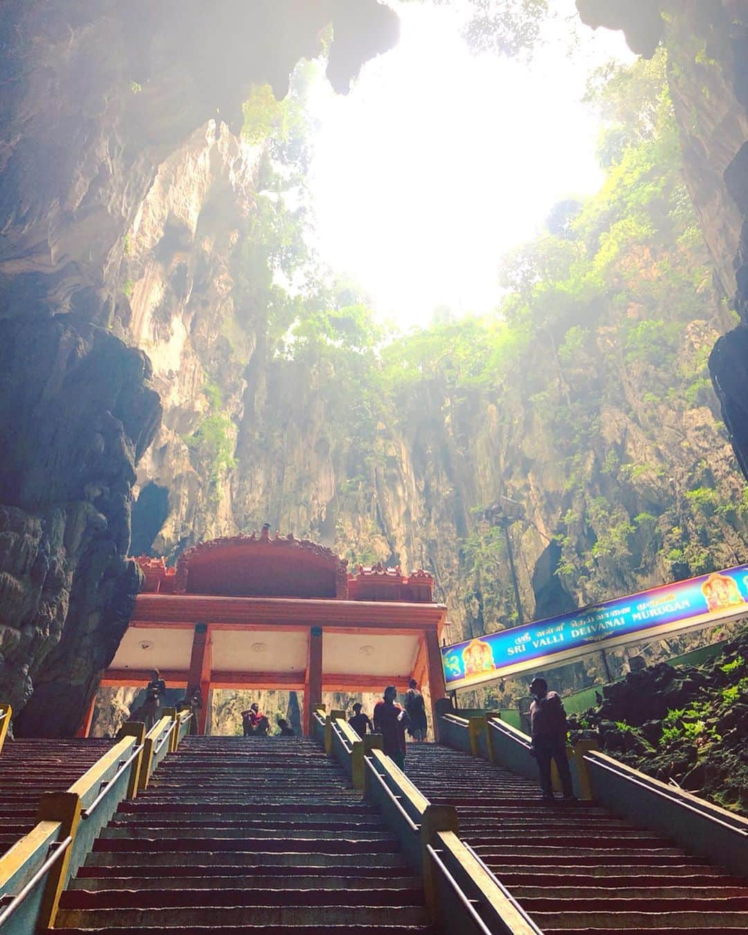 東條恭子さんのインスタグラム写真 - (東條恭子Instagram)「. 📍Batu Caves 272段の階段を上ってきました🐒🌈✨ . なんだろう💜💛 わたし、この国がすごく好きです❤️🧡 . . . . . #batucaves #バトゥ洞窟 #洞窟 #探検 #パワースポット #trip #vacation #旅行 #旅行大好き #旅行好き #旅行好きな人と繋がりたい #旅行好き女子 #海外旅行 #海外旅行好きな人と繋がりたい #海外旅行大好き #マレーシア #マレーシア旅行 #マレーシア観光 #malaysia #kl #kualalumpur #旅女子 #タビジョ #タビジョと繋がりたい #旅スタグラム #夏休み #夏休み旅行 #クアラルンプール」9月8日 23時25分 - kyoko_tojo