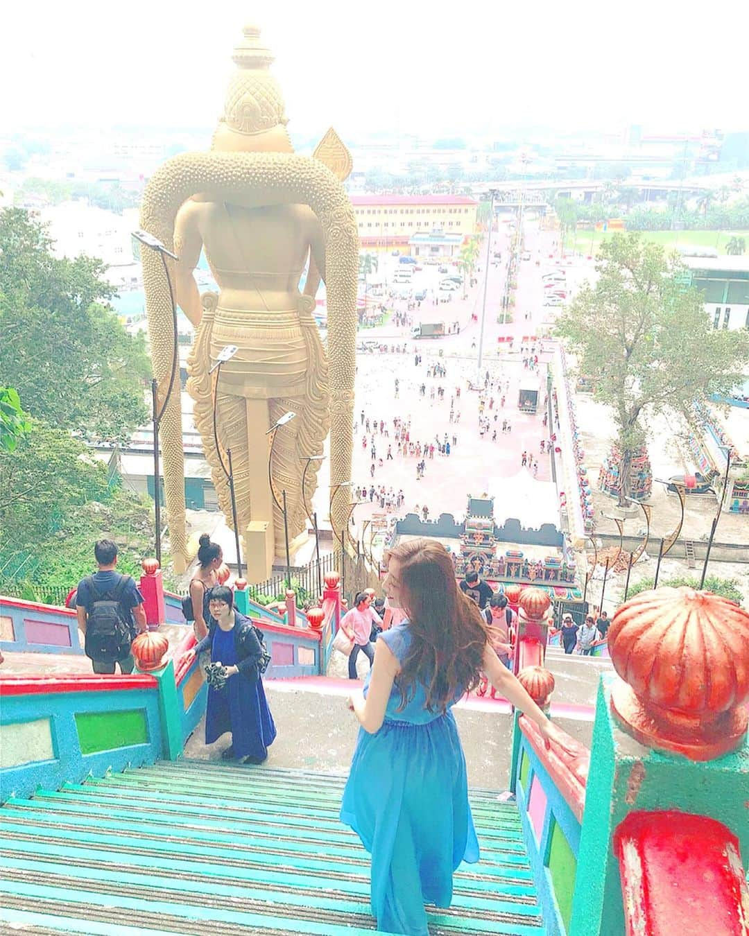 東條恭子さんのインスタグラム写真 - (東條恭子Instagram)「. 📍Batu Caves 272段の階段を上ってきました🐒🌈✨ . なんだろう💜💛 わたし、この国がすごく好きです❤️🧡 . . . . . #batucaves #バトゥ洞窟 #洞窟 #探検 #パワースポット #trip #vacation #旅行 #旅行大好き #旅行好き #旅行好きな人と繋がりたい #旅行好き女子 #海外旅行 #海外旅行好きな人と繋がりたい #海外旅行大好き #マレーシア #マレーシア旅行 #マレーシア観光 #malaysia #kl #kualalumpur #旅女子 #タビジョ #タビジョと繋がりたい #旅スタグラム #夏休み #夏休み旅行 #クアラルンプール」9月8日 23時25分 - kyoko_tojo