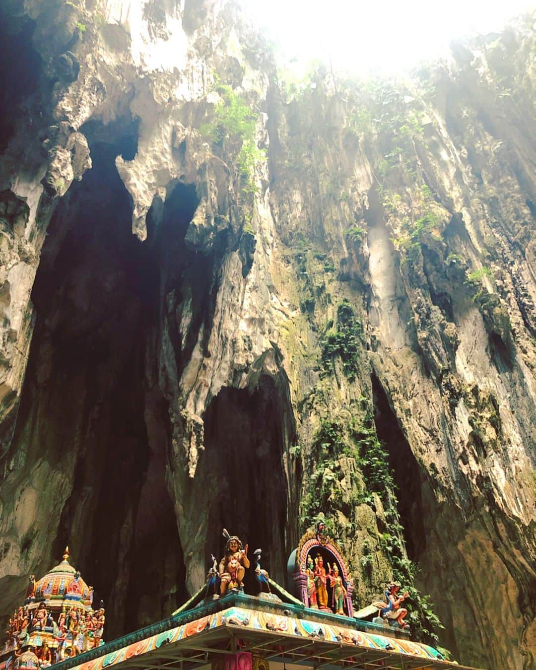 東條恭子さんのインスタグラム写真 - (東條恭子Instagram)「. 📍Batu Caves 272段の階段を上ってきました🐒🌈✨ . なんだろう💜💛 わたし、この国がすごく好きです❤️🧡 . . . . . #batucaves #バトゥ洞窟 #洞窟 #探検 #パワースポット #trip #vacation #旅行 #旅行大好き #旅行好き #旅行好きな人と繋がりたい #旅行好き女子 #海外旅行 #海外旅行好きな人と繋がりたい #海外旅行大好き #マレーシア #マレーシア旅行 #マレーシア観光 #malaysia #kl #kualalumpur #旅女子 #タビジョ #タビジョと繋がりたい #旅スタグラム #夏休み #夏休み旅行 #クアラルンプール」9月8日 23時25分 - kyoko_tojo