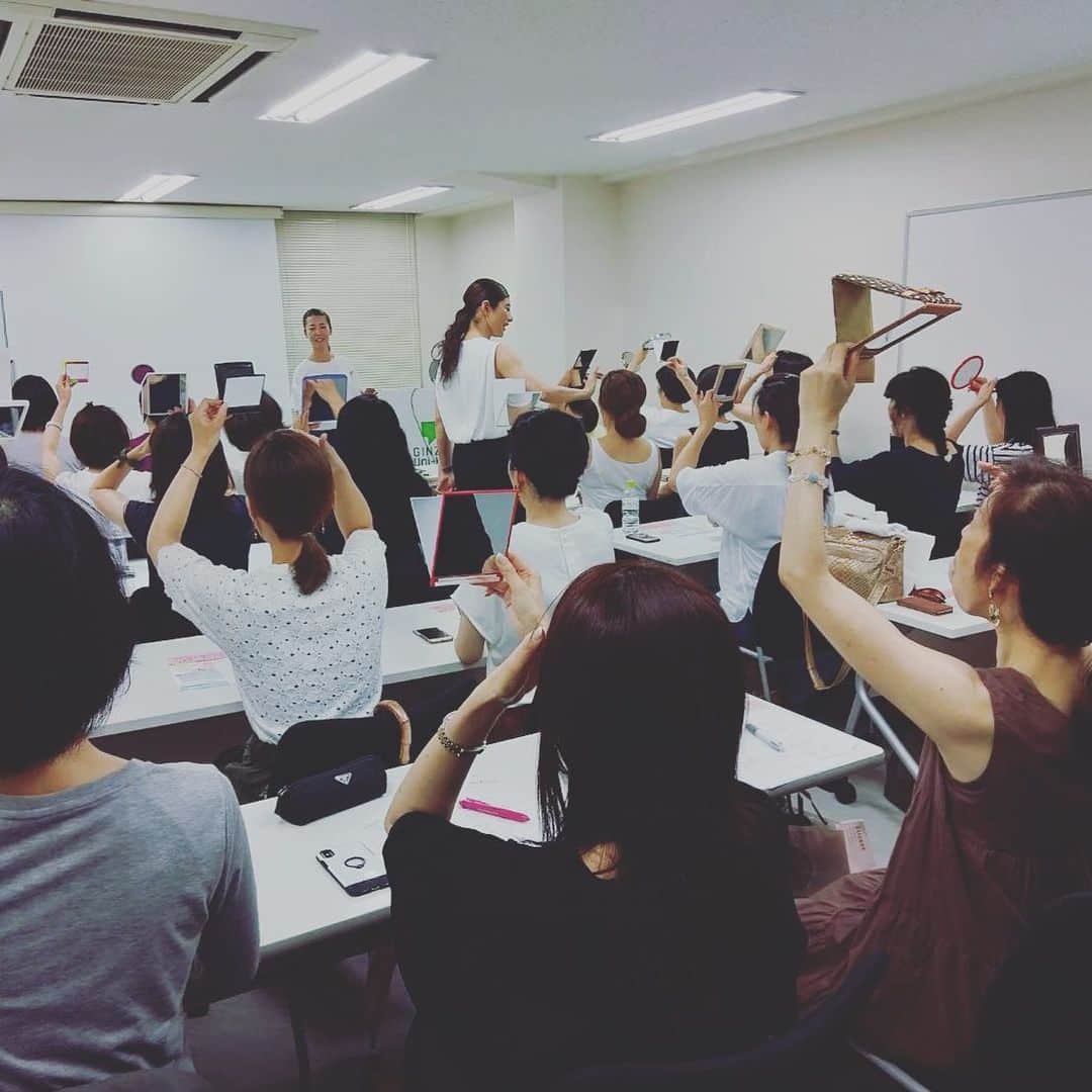 間々田佳子のインスタグラム：「みんなのなりたい顔を作る サポートをさせていただいています❣️ いつも満席ありがとうございます。  #間々田佳子」