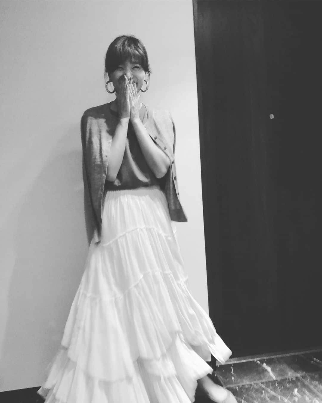 廣瀬規子のインスタグラム：「ちょっぴり酔っ払いの夜。 * @bananarepublic_jp のカットソーの色とカッティングがやっぱり絶妙で嬉しい💕 * そしてここのカーディガンは20年くらい前から、コスパとデザイン、素材感の良さに本当に惚れ惚れしてるんです。 * 先日、 @bananarepublic_jp さんでパーソナルスタイリングについてのお話をさせて頂きました。 今回で3度目なのですが、 ロールプレイを行いながら、 今回も出るわ、出るわ、質問の嵐。 それって、とっても真剣に仕事に対して向き合っているからな訳で、、、 素晴らしいなぁと、感動して帰ってまいりました。 * そして、私自身、CA→販売→パーソナルスタイリスト（スタイリストも）てな感じで 色々経験しているのですが、 自分が経験してきた事をお話し出来て、それがほんの少しでもどなたかのアクションのヒントになるのなら、こんなに幸せな事はないなぁと改めて実感させて頂いた貴重な時間でした😌 * @bananarepublic_jp では、定期的にパーソナルスタイリングのサービスを行っておられます。 ご興味のある方は、是非詳細を店頭で伺ってみてください。（予約制で期間も限られています） * てな訳で、この週末はSNS頑張りました🙌😂 * まだまだアップ出来てないもの沢山🙇‍♀️ .* おやすみなさいzzz * #bananarepublic  #バナナリパブリック  #バナリパ #fashion #カーディガン #ファッション #パーソナルスタイリング」