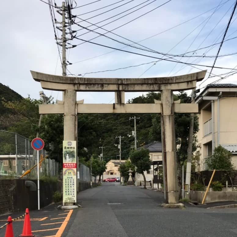 桂のインスタグラム：「鳥居  #torii #shrine #sanctuary #street #road #sky #clouds #mountain #cityscape #landscape #鳥居 #神社 #境内 #神域 #街路 #道 #空 #雲 #山 #街角 #景」