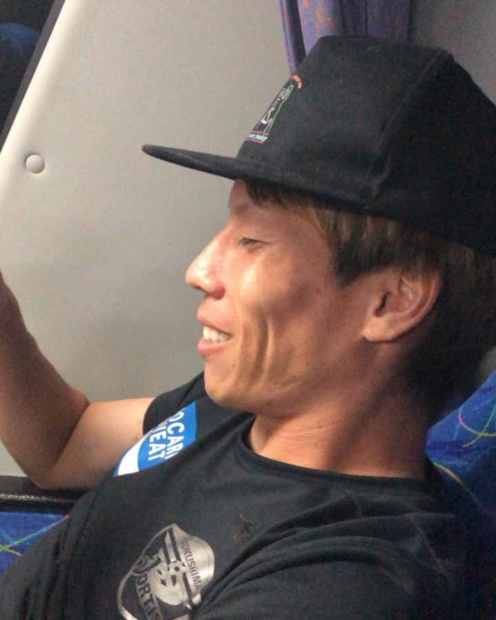 島屋八徳のインスタグラム：「四国ダービー！勝利！  これでチームは4連勝！ まだまだ上に行きましょう！  愛媛まではるばる応援に 来てくれたみなさん ありがとうございました(^^) #四国ダービー #4連勝なるか  #インスタライブ芸人 #席ここじゃないのに #わざわざここで #やらなあかんの？」