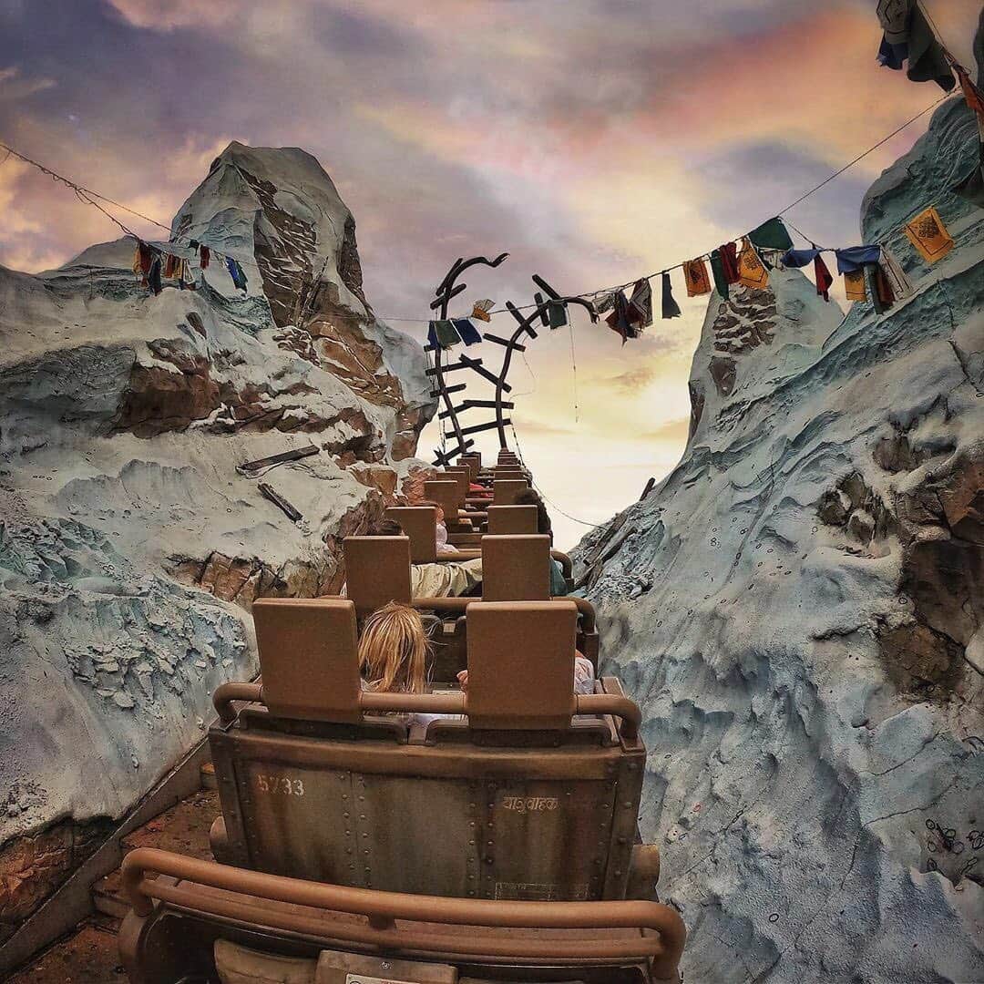Walt Disney Worldのインスタグラム：「All aboard for a train ride to the top of the world! ⛰🌏 #DisneysAnimalKingdom #WaltDisneyWorld(📷: @disnerdy_)」
