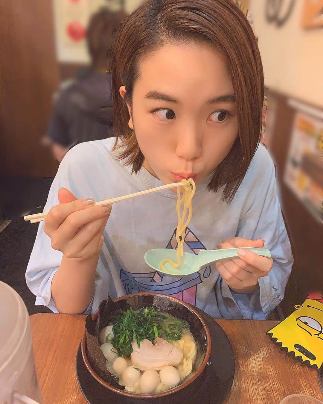 由利華さんのインスタグラム写真 - (由利華Instagram)「🍜 ﻿ ふーふーふー﻿ たいふーふー🌀🌪﻿ みんな台風大丈夫ですか？﻿ ﻿ こないだ、﻿ 大好きな家系ラーメンの完まく券スタンプを﻿ 10個ためて、﻿ 一杯無料で食べてきた😌✌️﻿ 最高✌️﻿ うずら卵好きすぎて追加したら﻿ 6個もついてきた😂✌️﻿ ラーメンて何故にこんなに美味しいのだ😇﻿ ﻿ #ラーメン #家系ラーメン #由利華 #家系 #ssw」9月8日 23時43分 - yurippe0804