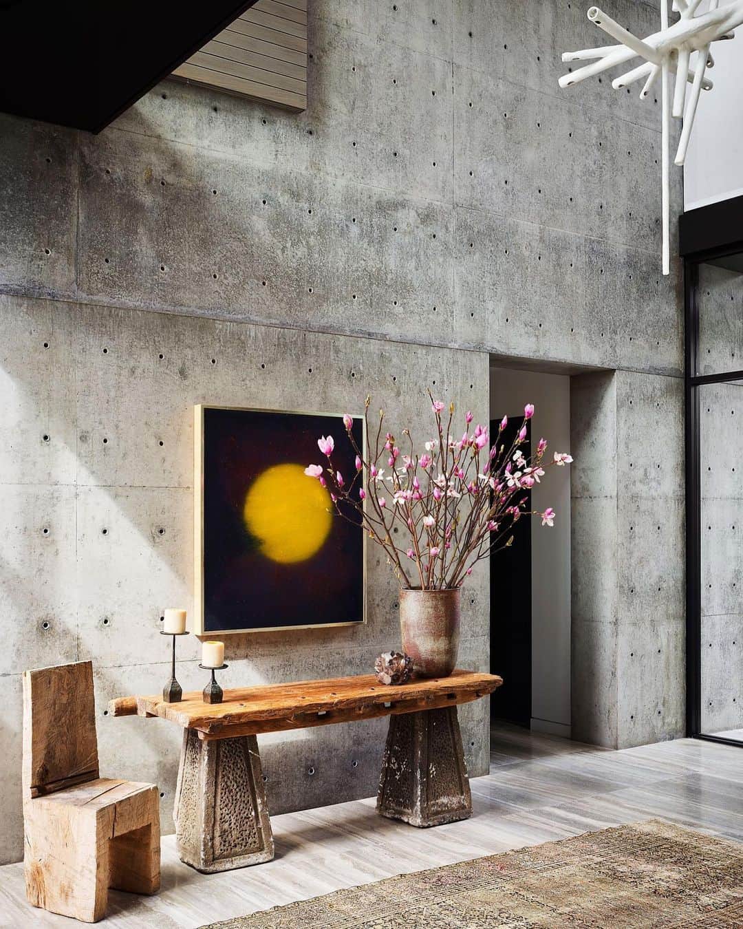マリア・シャラポワのインスタグラム：「Sunday’s. The table top is an antique Japanese door. 💛 #home @archdigest」