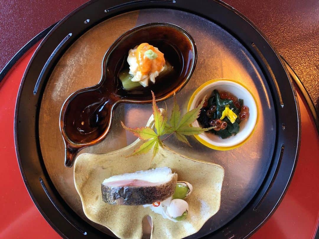 kumamoto_kaoruさんのインスタグラム写真 - (kumamoto_kaoruInstagram)「今日はお食い初めでした㊗️ ・ “産後もみんなで力合わせておつかれさま！”ということで、#東京芝とうふ屋うかい で素敵な景色を見ながら美味しいお料理をいただきました。 ・ 息子のお食い初めは爆笑の中あっという間に終わり、至れり尽くせりの至福の2時間。 ・ 美味しいごはんを食べるとストレスもなくなるね。ここにして本当に良かった♥︎ ・ ・ #お食い初め #子連れランチ #100日過ぎてしまった #角部屋で景色最高 #生後4ヶ月 #鯛に金粉かかってた #ミシュラン #ママ #小学4年生 #姉弟」9月8日 23時47分 - kaoru_kumamoto
