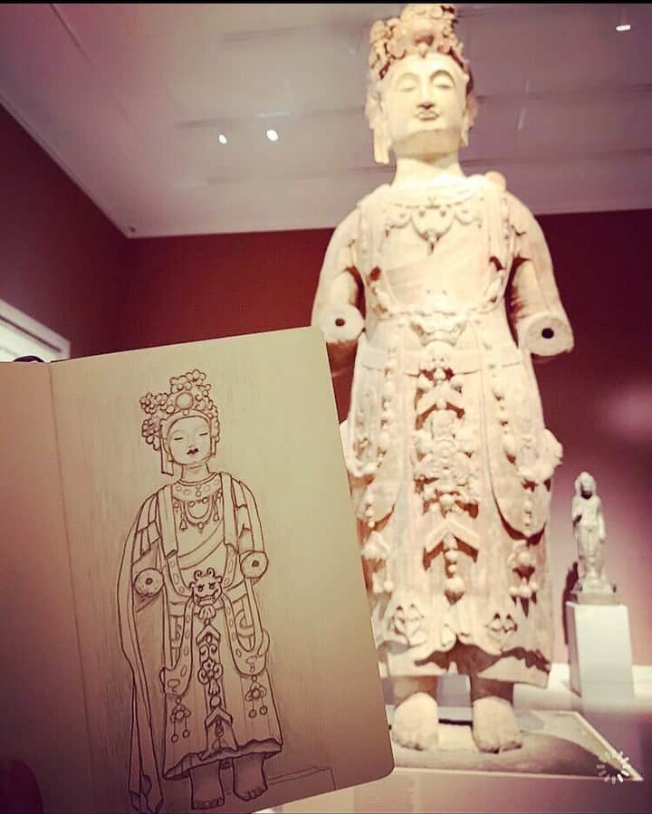 のインスタグラム：「This week's #MetSketch Sunday pick comes from @prettyonesmama, who captured this beautifully adorned 6th-century bodhisattva. ⁣⁣ ⁣⁣ Have you been sketching in the galleries at The Met? Share your #MetSketch!⁣ ✍️ ⁣⁣ ⁣ 🎨 北齊 彩繪石雕觀音菩薩像（砂岩) Bodhisattva, probably Avalokiteshvara (Guanyin), ca. 550–560. China. On view in Gallery 206. #TheMet #MetAsianArt」