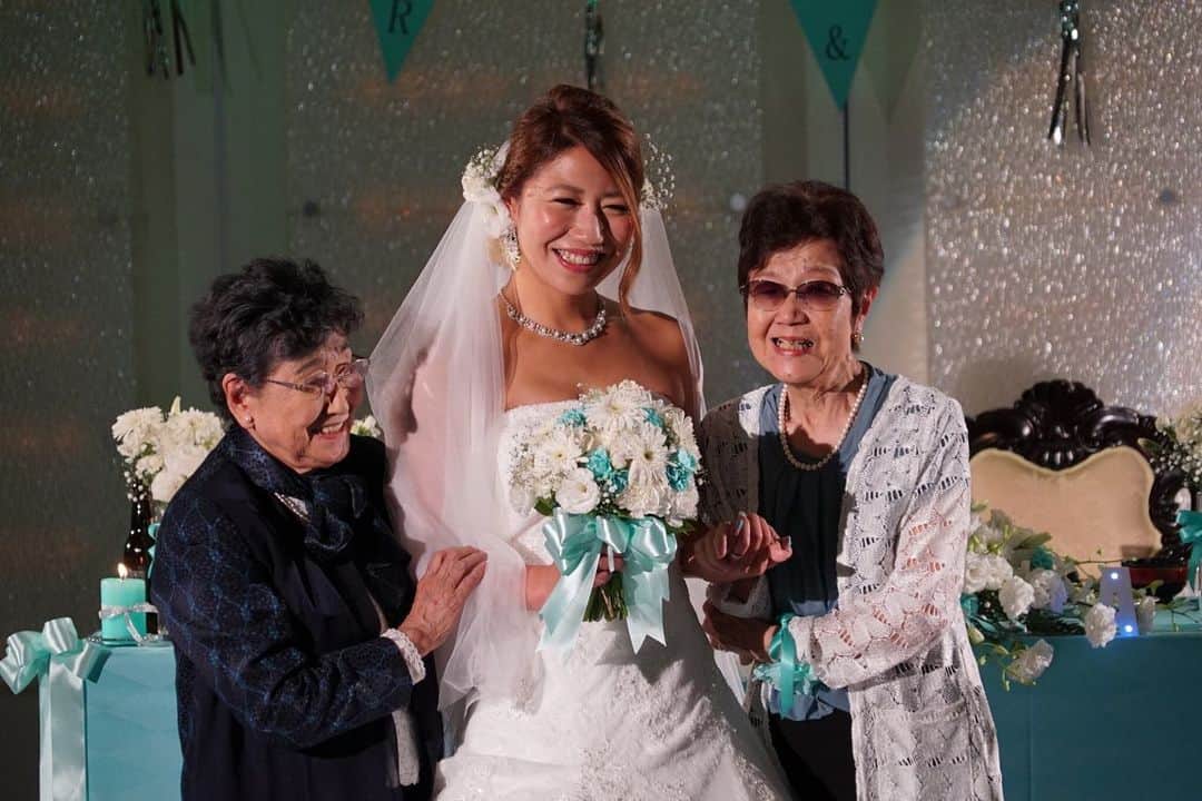 のインスタグラム：「おばあちゃん達に会いたい👵🏻🧓🏻 あーちゃんは来週新潟来てくれるし おばあちゃまには来月会いに行ける事になった‼️ . 👵🏻おばあちゃま 🧓🏻あーちゃん このスタンプにそっくり。笑 . 距離が離れてるから 会いたい時に会えないけど 元気に暮らしてくれてればそれだけでいい🍀 2人とも大好き😘 . おじいちゃまもじーちゃんも まだまだ2人を見守っててね😊❤️ . 早く会いたいなっ！！！」