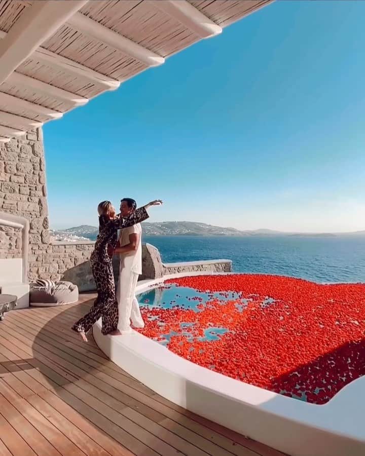 bestvacationsのインスタグラム：「Tag the people you ❤️ How love feels at @cavotagoomykonos 🇬🇷」
