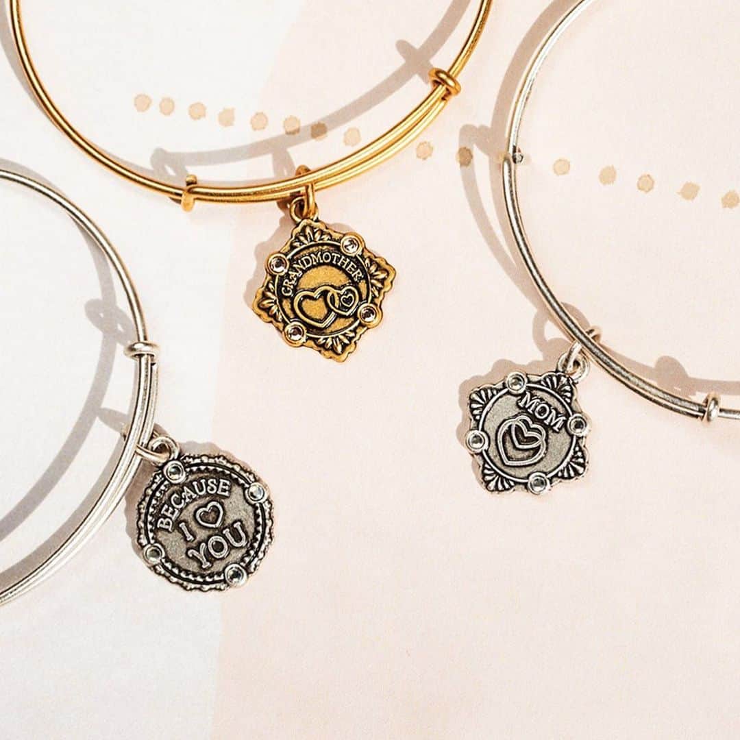 のインスタグラム：「Grandparents make the world a little softer, a little kinder, and a little warmer 💕Happy #GrandparentsDay to the ones that love us no matter what! // shop link in bio」