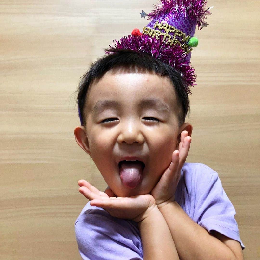 ungrid_yurieさんのインスタグラム写真 - (ungrid_yurieInstagram)「. HAPPY BIRTHDAY❤️ . もうおふざけばっかり👦🏻🤷🏻‍♀️ 楽しいね❤️ 3歳おめでとう！ あなたの笑顔の為にパパとママは いくらでも頑張ります✌🏽 . #3歳バースデー」9月8日 23時58分 - chiku_y34