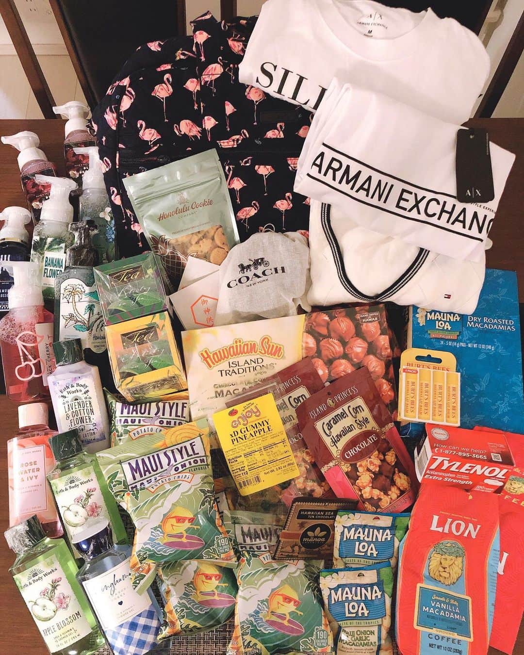 尻無浜冴美のインスタグラム：「#ハワイ購入品 ﻿ ﻿ 今回もたっぷり買ってしまった🥰﻿ 大好きな#bathandbodyworks はハンドソープ6こ、ボディーソープ4つにボディクリーム1つ👍﻿ 良いにおいで泡立ちも良いから、まだハワイ行った事なくてお土産で頂いてから大好きで﻿ ハワイ行く度に大量ストック買いしてる😏💗﻿ アルマーニのTシャツは旦那っちへのお土産で、フラミンゴ柄のキャリーケースの取っ手の部分に引っ掛けられるバッグもお気に入り！﻿ 帰国してからもっと買えばよかったって後悔してるのが#マウイスタイル のポテチ😭﻿ マウイ島のオニオン味にハマってしまい、歯ごたえがあって食感は日本の堅あげポテトに近い感じかも🤔﻿ あぁ〜これ買いに今すぐ行きたい😭🌺﻿ ﻿ ﻿ ﻿ #ハワイ土産 ﻿ #ハワイ旅行 ﻿ #ハワイ好き ﻿ #ハワイお土産 ﻿ #ワイケレアウトレット ﻿ #マウイスタイルポテトチップス #ハワイ限定  #ライオンコーヒー  #ライオンコーヒー大好き  #lioncoffee  #maunaloa  #マカダミアナッツ  #verabradley  #ヴェラブラッドリー  #ベラブラッドリー  #bag  #armani  #mauistyle  #hawaii  #ハワイアイランドティーカンパニー #ハワイ限定スヌーピー」