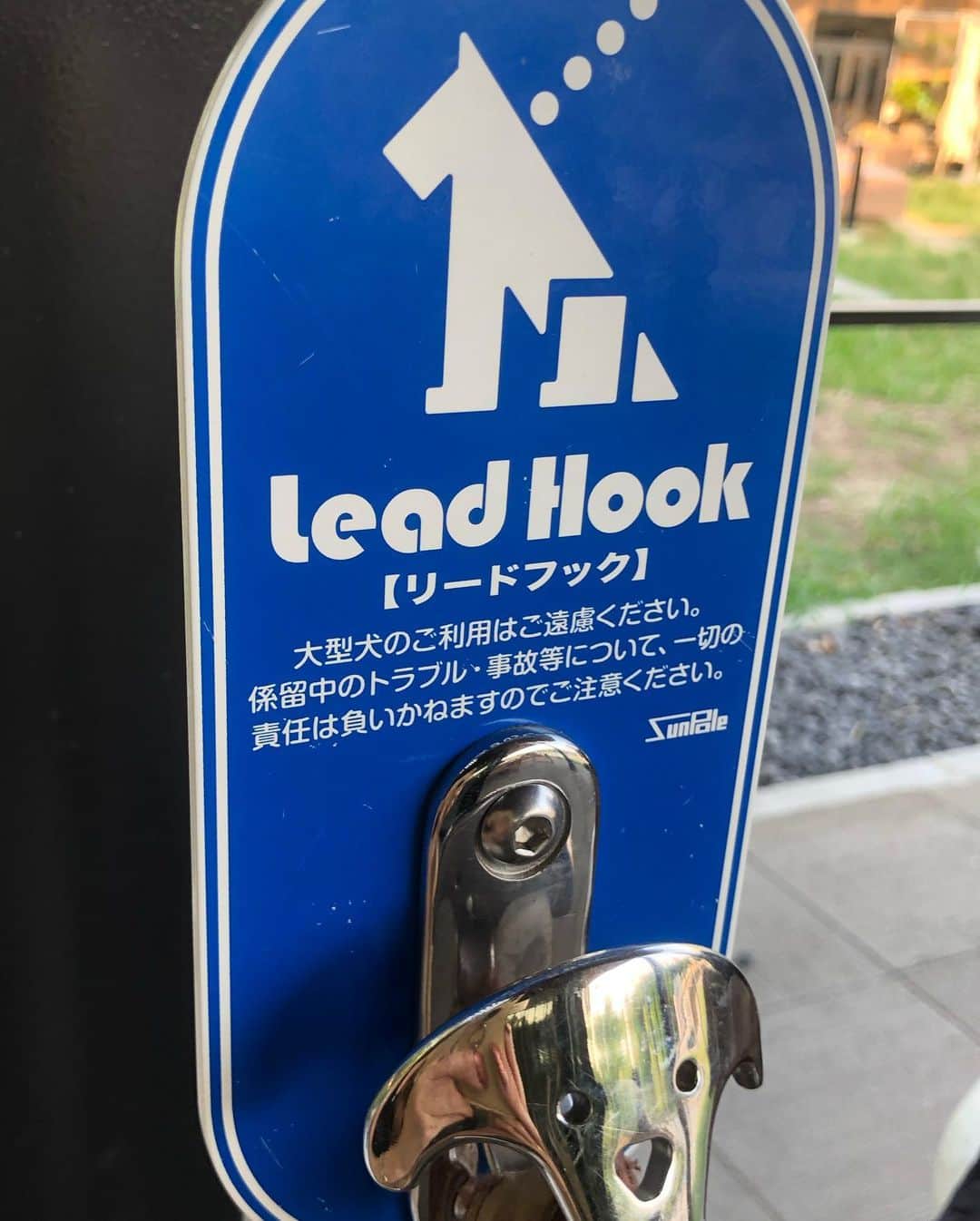 鈴木絢子さんのインスタグラム写真 - (鈴木絢子Instagram)「・ ・ 来週からまた一週間出張。 ということで、本日はワンコデー🐶🐶✨ ・ 東京は台風だというのに、大阪は35度の真夏の日差しと暑さで💦  少し涼しくなったタイミングで、#大阪城公園 へお散歩に。 ・ #犬連れOK のお店も多く、緑も豊富で最高でした👍✨ ・ ワンコたちも満足気な表情、、🥰 なのか、暑くて舌が出ているだけか😅 ・ ・ ・ #犬バカ部 #ワンコ好き #トリュフとフォアグラ #親子犬 #スタバ #犬連れスタバ #大阪城公園カフェ #癒しの時間 #関西おさんぽスポット #コラム執筆 #ミニチュアダックスフント #osakalife #smile #dogstagram #🐶🐶 #🥤#🌺 #🏯」9月8日 23時59分 - ayako_suzuki810