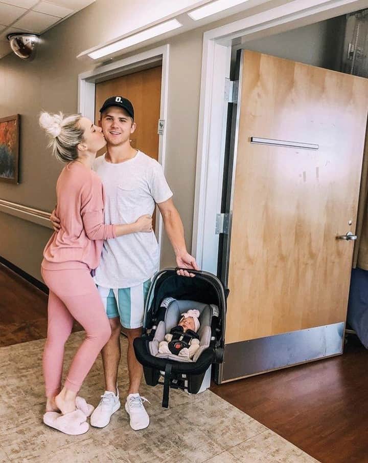 nunaさんのインスタグラム写真 - (nunaInstagram)「Hey new parents, you've got this! Heading home from the hospital with your precious new little bundle of joy is the greatest feeling, keep them safe starting at day one with our PIPA™ lite lx infant car seat. 📸: @aspynovard *PIPA lite lx shown in caviar . . . . . #Nuna #Nuna_USA #PIPAlitelx #Carseat #safety #newborn #lifestyle #newmoms #newparents #family #newdads」9月9日 0時00分 - nuna_usa