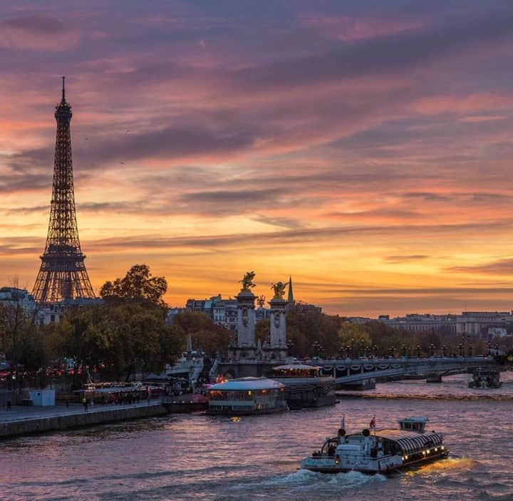 Saphirさんのインスタグラム写真 - (SaphirInstagram)「“Une promenade autour de Paris donnera des leçons d'histoire, de beauté, et un point de vue sur la vie.” 💬 - Thomas Jefferson . Saphir Beauté du Cuir: a French brand existing for generations. ✨ . Saphir Beauté du Cuir, une marque française existant depuis des générations et des générations. ✨ . Photo : @dessinateurs . #SaphirOfficial #Saphir#Paris #toureiffel #eiffel #eiffeltower」9月9日 0時00分 - saphir_official