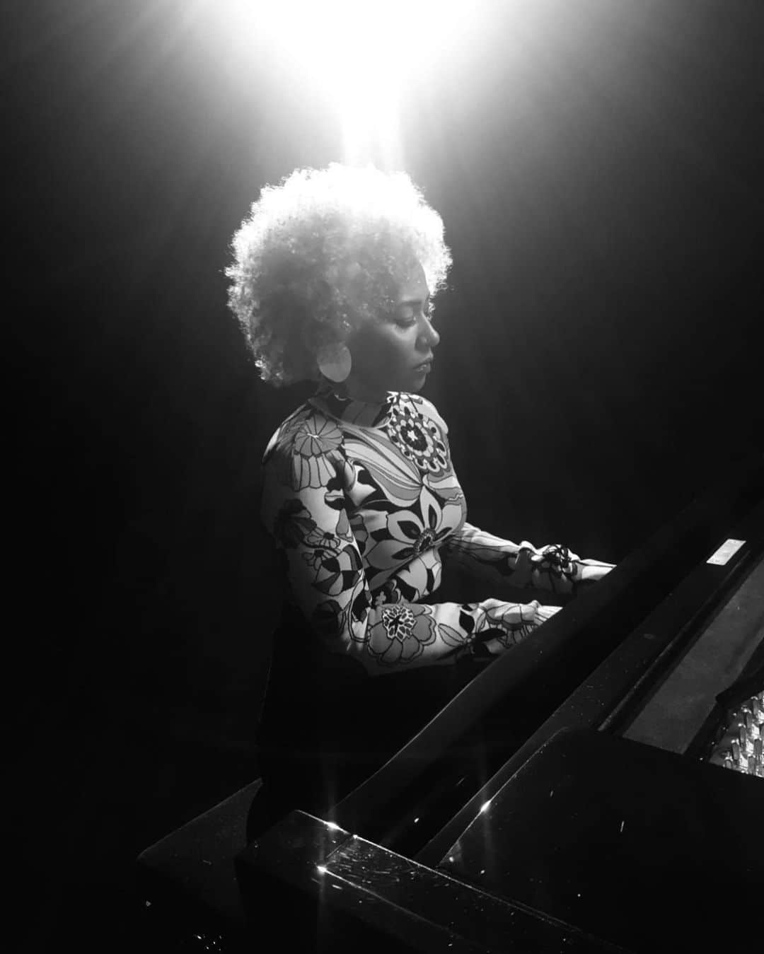 Emeli Sandéのインスタグラム：「I keep faith that through us coming together and offering each other indiscriminate love and understanding we shall be empowered enough to counterbalance and eventually overthrow the fear, hate and division that poisons our current atmosphere.  I dream of a world enriched with love and justice that illuminates the skies! I dream of a world in which the true and awesome power of humanity in harmony is fully realised and celebrated every day! So in short my friend... YOU ARE NOT ALONE!」