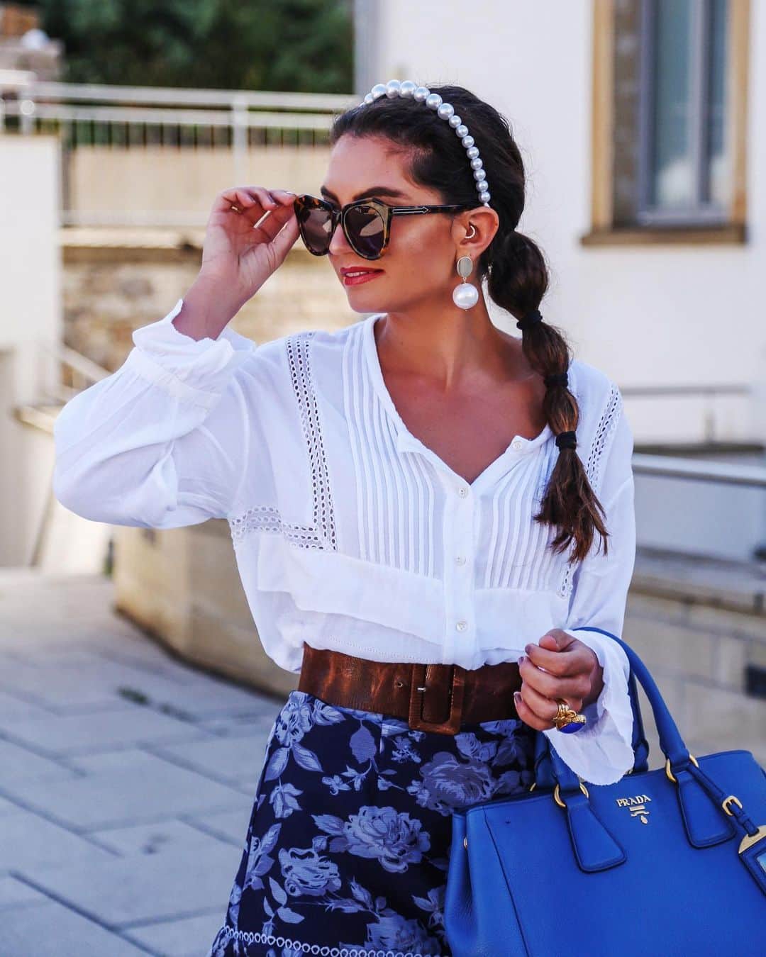 Anniのインスタグラム：「Last summer look 😓 {kaum zu glauben, dass Anfang der Woche noch schönes und super warmes Wetter war um diesen Look zu tragen 😅 heute liege ich mit meinem warmen Weihnachtspulli {ohne Witz!!!} auf der Couch und friere ohne Ende 😂🤦🏻‍♀️ // {see more pics on my Blog} ☀️✨💙💋 #happyweekend ——————————————————————————— • • • • •  #outfit #fashion #fashionblogger #ootd  #shopbop #fashionblogger_de #blogger #inspiration #inspo #girl #me #look #ig #kissinfashion #americanstyle #stuttgart #liketkit #love #germany #pearl #prada」