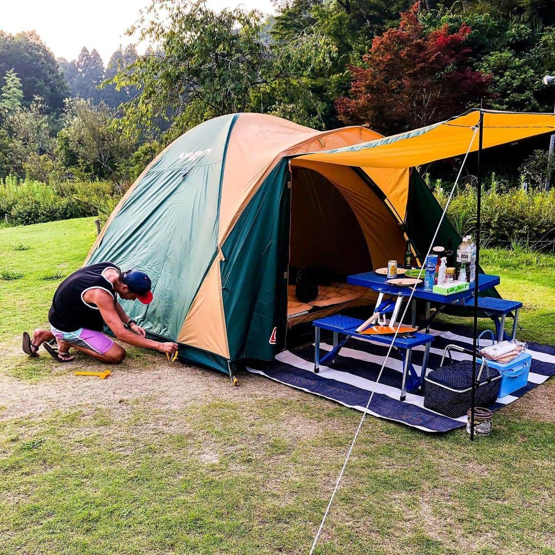 柴田翔平のインスタグラム：「3人で初キャンプ🏕やったよー！ 息子と一緒にテントを組み立てて、BBQして温泉入って遊んで最高のキャンプだったな😝  キャンプの事はあまり詳しくなかったんだけどやり出したらハマってしまったー✌️もっとキャンプ道具揃えてまた行こう〜🍖🔥 次はどこにしようかな〜🤔 #camp #家族キャンプ」