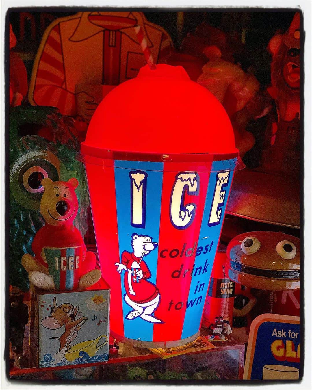 大川知英のインスタグラム：「94's VINTAGE BIG ICEE STORE DISPLAY LIGHT ADVERTISING SIGN 🇺🇸 これはずっと欲しかったんだ❗️うぴー❗️ ご恩は忘れません🙇‍♂️大切にします👨🏽‍✈️😭 #icee#storedisplay#advertising #light #94s#見た時からずっと欲しかった #感謝#大切にします#うぴー#最高 #amecajiboys #takatsubase #アメトイ部キャプテン」