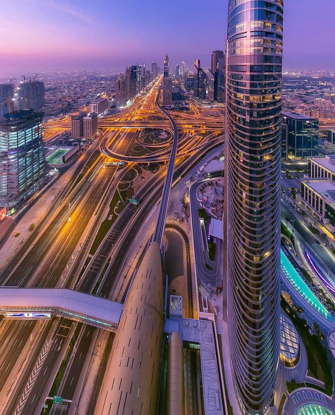 ドバイのインスタグラム：「Tomorrow marks the 10th anniversary of the launch of the Dubai Metro. ‏نحتفل غدا بمرور ١٠ سنوات على إطلاق مترو دبي 📷:@steviekahn」