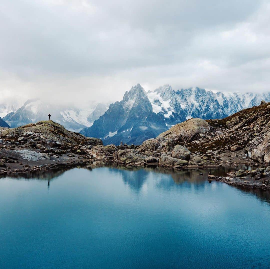 Alex Strohlさんのインスタグラム写真 - (Alex StrohlInstagram)「A few days ago in the French alps— We hiked up to the lake in the fog & rain hoping that it would open up. Happy we did because it did open up to my favorite view of the Mont-Blanc Massif ..」9月9日 0時26分 - alexstrohl