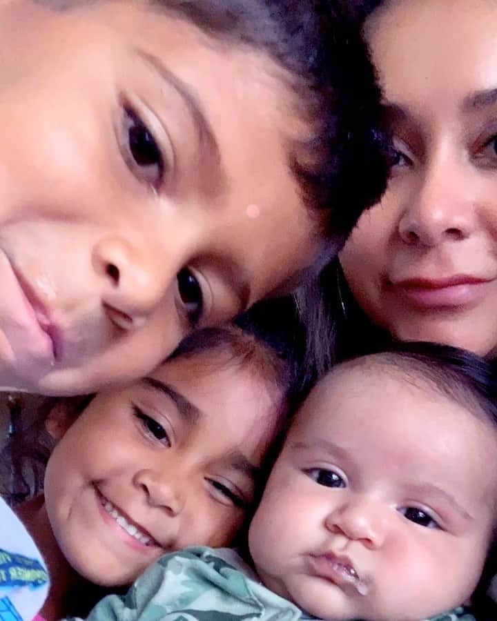 ニコール・ ポリッツィのインスタグラム：「👦🏽👩🏽👶🏽❤️」