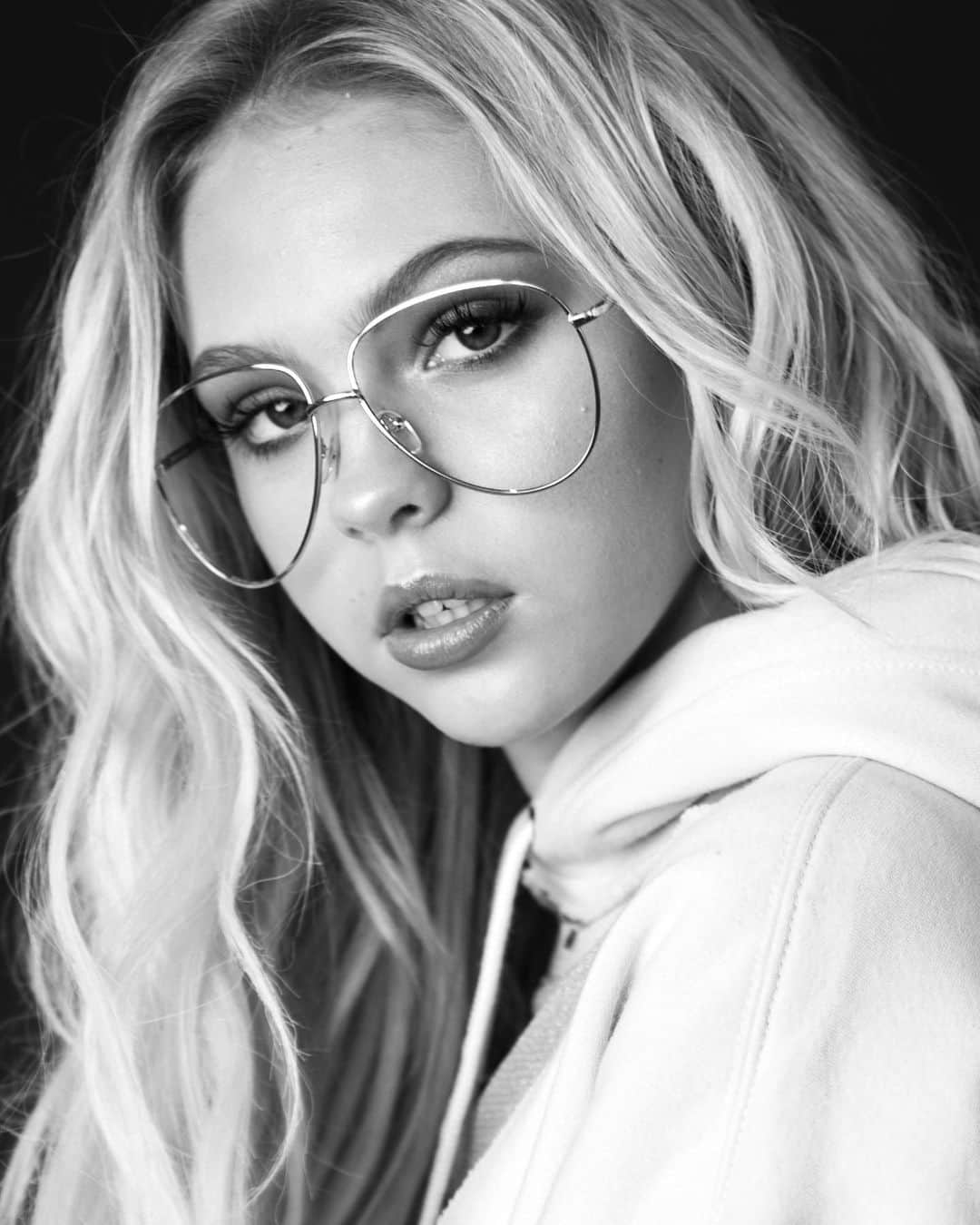 ジョーディン・ジョーンズさんのインスタグラム写真 - (ジョーディン・ジョーンズInstagram)「white & black」9月9日 0時36分 - jordynjones