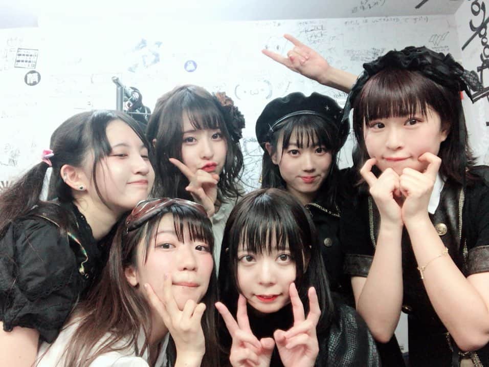 ぱいぱいでか美のインスタグラム：「APOKALIPPPSのライブ今日が一番楽しめた感あったよう ꙳ #APOKALIPPPS #ぱいぱいでか美 #西井万理那 #ZOC #宇佐蔵べに  #ゑりかちゃんべいびー #avandoned #仲瀬みあら #kakekomidela  #奏月まりん #奏月まりんありがとう ꙳ まりん卒業ライブでした！ 台風が迫る中、お昼の開催だったこともあり無事に終えられてよかったです。 ライブめちゃ楽しかったし 伝えたかったこととかはMCで言えたし アポカリらしい和気藹々とした雰囲気の中 まりんを送り出すことができました！ みんなのおかげー！ありがとうございました！ しばらく準備期間挟んでアポカリは新体制になって進んでいきます。 6人のアポカリが好きだった人とか まりん推しの方の複雑な気持ちはもちろん理解した上で 行こうかなと思った時に、来てくれた時に楽しんでもらえるように これからもがんばります！ そしてまりんはまりんの人生を進んでいくけど 重なってた点が消えることはないので これからもよろしくね！がんばるし、がんばれー！ カメラ向けると変顔しかしてくれないまりんが大好きよ❤︎笑 卒業おめでとう！」