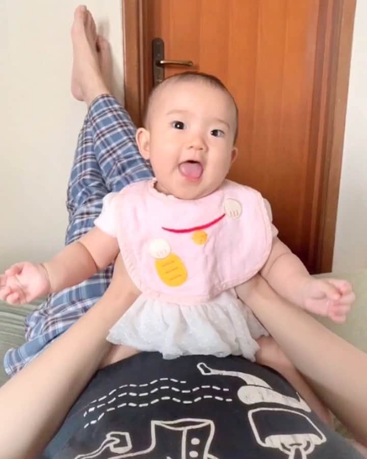 ジェシカ・ヤマダのインスタグラム：「Sweet babygirl is waving to Mamma 👋👶🏻 @jessbebes u gave me mini heart attacks 🙀💘🙀💘🙀💘 P.S. Please turn off the sound lest I’d give you the heart attack instead 🤫 . #jessbebes #babygirl #wavingbaby #possessiveobsessivemom」