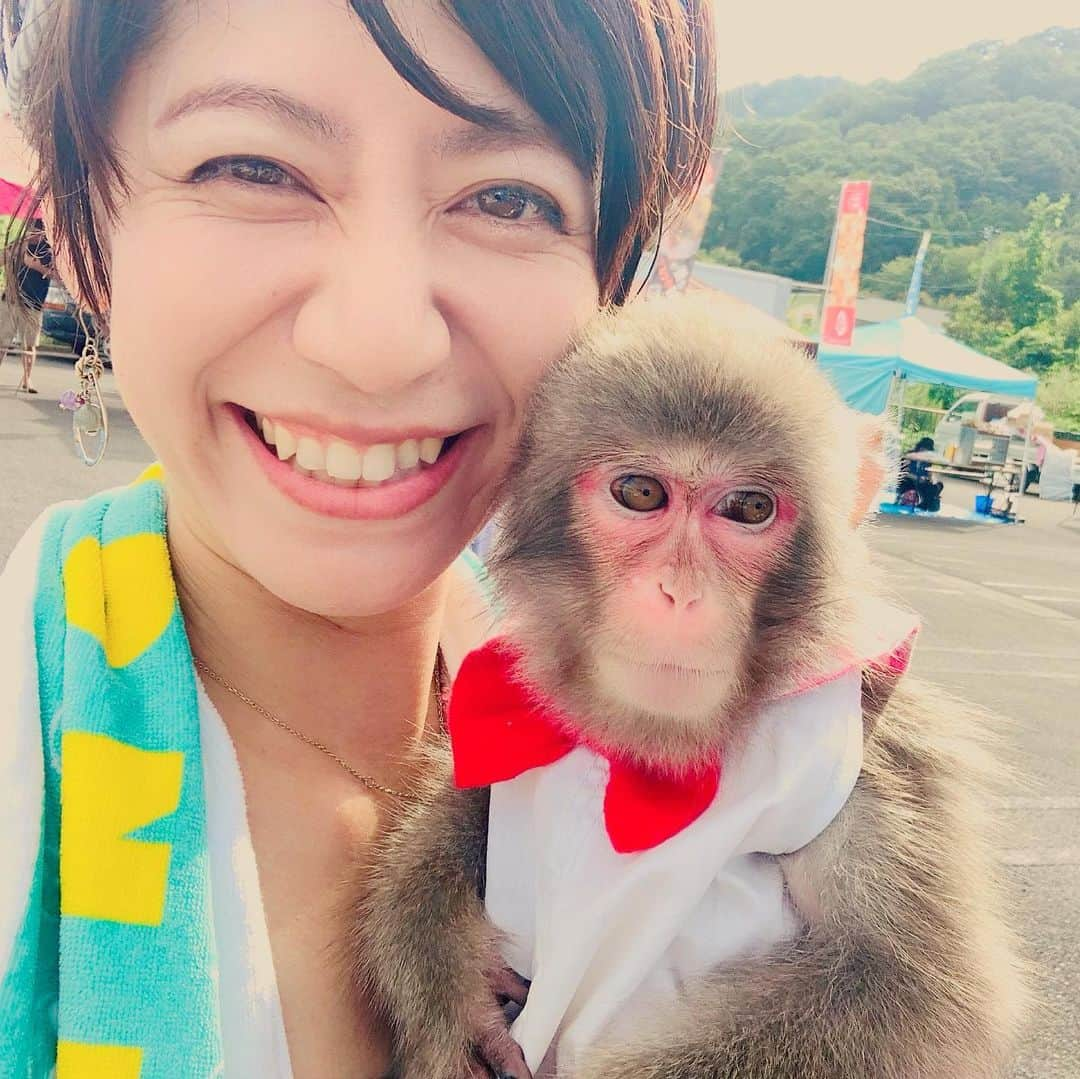 サトウヒロコさんのインスタグラム写真 - (サトウヒロコInstagram)「📸ちっこいお猿さんとパチリ。 栃木市の先輩たちって、なんであんなにふざけてて面白い人ばっかりなんだろう。あーーもう、ちょーーー楽しかった！ #みかも冒険王2019 ありがとうございました😊 ・ #サトウヒロコ #大汗かきました #かわいい #お猿さん と #栃木市 #とち介っ助 #とち介 #みかも #岩舟 #フルーツパーク」9月8日 15時45分 - satohiroko1208