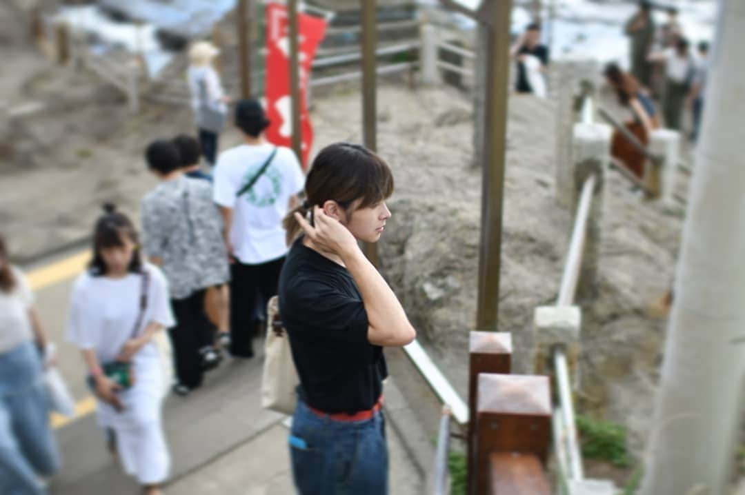 小林私さんのインスタグラム写真 - (小林私Instagram)「江ノ島に行きました。 理由:海が呼んでいたので  色々楽しかったのですが、神社で真っ白な鳩を噛み殺している猫が良すぎて他の記憶があんまりないです。 次は鎌倉に行きたいなと思ってるので、鎌倉の鳩がどんな風に殺されるのかが今から楽しみです。そもそも鳩目線だと鳩サブレーって狂ってますよね。そういう意味では、僕らの心なんて既に死んでいるのかもしれません。  そういえば小林のフォロワーには日本人以外も数多くいらっしゃるんですが、この文章とか翻訳して読むんですかね？大変だね  photo by (@tananasho )  #江ノ島 #江ノ島観光 #enoshima #photo #model #顔良男」9月8日 15時51分 - iambeautifulface