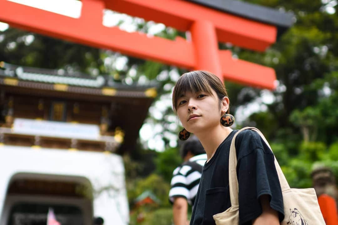 小林私のインスタグラム：「江ノ島に行きました。 理由:海が呼んでいたので  色々楽しかったのですが、神社で真っ白な鳩を噛み殺している猫が良すぎて他の記憶があんまりないです。 次は鎌倉に行きたいなと思ってるので、鎌倉の鳩がどんな風に殺されるのかが今から楽しみです。そもそも鳩目線だと鳩サブレーって狂ってますよね。そういう意味では、僕らの心なんて既に死んでいるのかもしれません。  そういえば小林のフォロワーには日本人以外も数多くいらっしゃるんですが、この文章とか翻訳して読むんですかね？大変だね  photo by (@tananasho )  #江ノ島 #江ノ島観光 #enoshima #photo #model #顔良男」