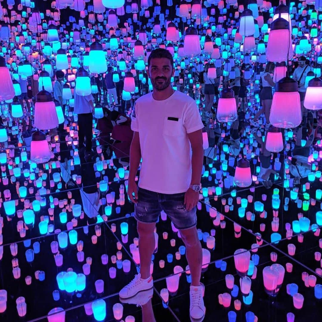 ダビド・ビジャさんのインスタグラム写真 - (ダビド・ビジャInstagram)「❤️💡🇯🇵🤙🏻 #teamlab #teamlabborderless #familygoals #daysoff #tokyo #japan #exploringjapan」9月8日 16時18分 - davidvilla