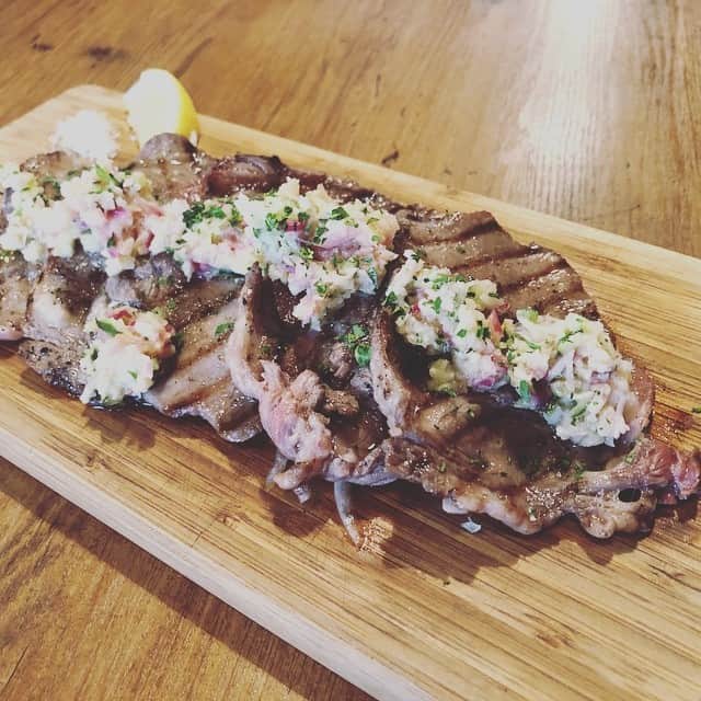 のインスタグラム：「本日限定メニュー⭐️ 牛タンスライスの炙り焼き ラビゴットソース 厚くないのに食べやすく、それなのにジューシーで食べ応えバツグン！！ そのみでも、塩レモンでも美味しいですが自家製のラビゴットソース（野菜やピクルスを刻んでワインビネガーで混ぜ合わせたもの）でサッパリ召し上がっていただくのがオススメです！ お酒もどんどんすすんじゃいます♪ ぜひご賞味ください⭐️ #恵比寿屋グリル #肉 #牛タン #グルメ #国分寺 #飲み #肉バル #絶品 #でもステーキも #食べたい #ステーキあります #てかなんでも作ります #台風だけどきてください #サービスします」
