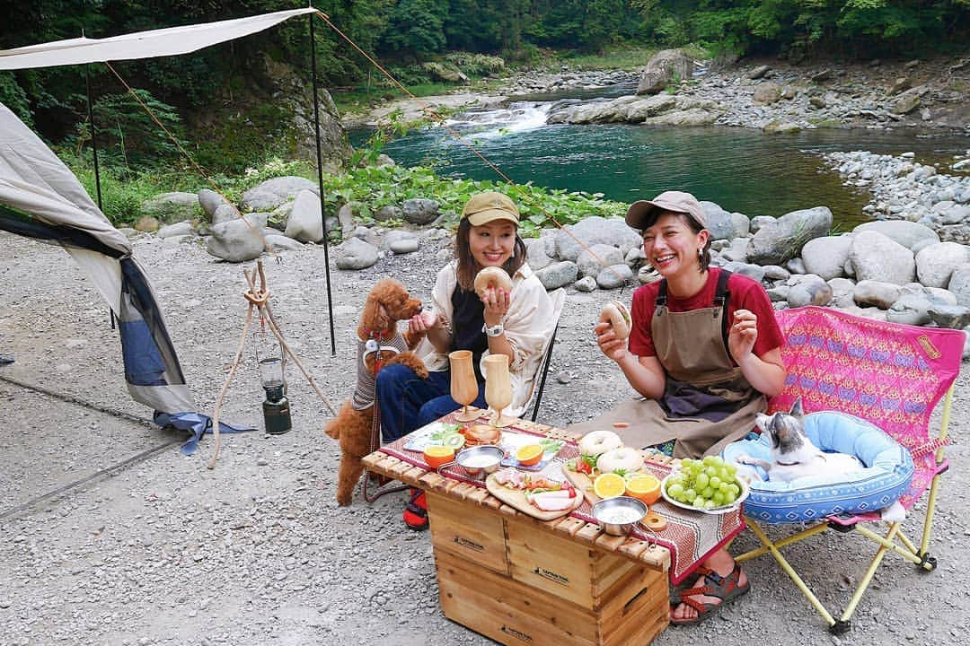 芳美リンさんのインスタグラム写真 - (芳美リンInstagram)「キャンプやっと行けたー！﻿ ﻿ 絶妙に台風を回避して、2泊3日堪能しました！﻿ ﻿ 初日は愛犬トイ🐶へのオファーで、﻿ #ホンダ さんの﻿ #ウェブメディア 、#カエライフ　の撮影でした！﻿ ﻿ 撮影は初日のデイキャンのみ☺﻿ 後はがっつりプライベートで楽しんじゃいました♪﻿ ﻿ 撮影場所はリアル行きつけの、﻿ ﻿ #青野原野呂ロッジキャンプ場﻿ @aonohara_noro_lodge ﻿ ﻿ 楽しかったー！﻿ ﻿ たくさん写真撮影したのでちょこちょこアップしていきます♪﻿ ﻿ #ホンダアクセス#青野原#キャンプ#女子キャン#犬キャン#アウトドアモデル#アウトドア#outdoor#camp﻿ #Captainstag﻿ @captainstag﻿ #キャプテンスタッグ#鹿番長﻿ #キャップ：#ルピス @queen.lupis (hat0018)#pr﻿ #エプロン#Tシャツ#xazuroyx#アズロイ﻿ @xazuroyx #KEEN #キーン #モラタメパーティー部#モラタメフォト部 ﻿#jackery」9月8日 16時19分 - lynn.lynn5