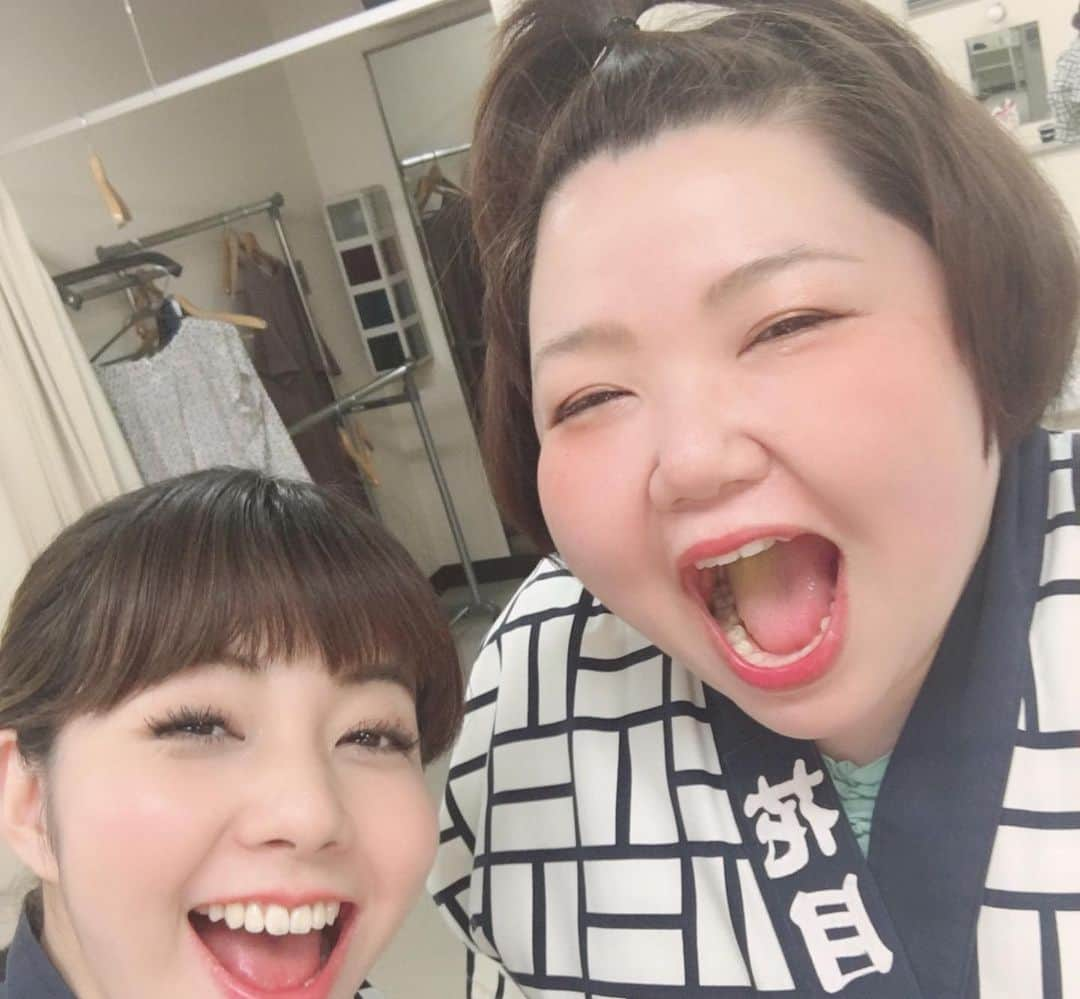 前田まみさんのインスタグラム写真 - (前田まみInstagram)「静岡県磐田市公演2日間、ありがとうございました😊！ お泊まりの貸切公演だったので、夜は皆さんと乾杯〜🍻🍷 とっても楽しい夜でした😌🌙 石田兄さんのインスタからお写真いただきました🙇‍♂️✨ たくさん素敵なお写真ありがとうございます！ 女性楽屋は今回、奈臣実姉さんと2人💕いっぱいお話できて笑いっぱなしでした😍また来月も営業公演でご一緒できるので楽しみです✨ #静岡県磐田市 #今年行かせていただくの2回目でした #吉本新喜劇 #よしもと新喜劇 #新喜劇  #石田靖 座長公演 #安尾信乃助 にいさん#高井俊彦 にいさん #西川忠志にいさん #水玉れっぷう隊ケン さん #西島功輔 さん  #赤松新 さん #ギンナナ金成公信 さん #山本奈臣実 姉さん #前田まみ  #内場勝則 にいさん #間寛平 師匠 ありがとうございました😃💛✨💛✨」9月8日 16時23分 - koromami24