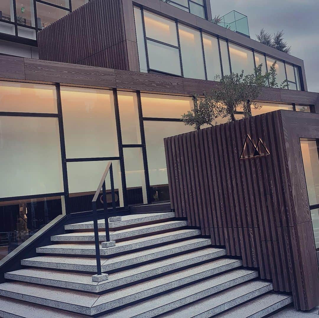浜田真衣のインスタグラム：「代官山で見つけた オシャレなカフェ❀  @kashiyama_daikanyama  ガラス張りで 開放感のある"丘"を イメージした建物だそうで 中はカフェ☕️、ギャラリー🖼、セレクトショップ👕👚、レストラン🍽、バー🍷が入っています  私はそこのカフェで レモネードとマドレーヌ 食べてきました！美味しかった😍 内装もとてもオシャレで 癒しのカフェでした🌱  #浜田真衣 #monaカフェ」