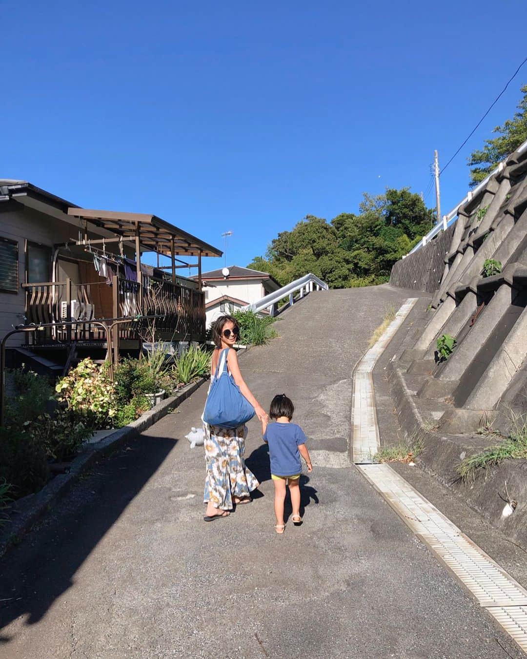 原田沙奈子さんのインスタグラム写真 - (原田沙奈子Instagram)「家族で過ごす夏休みってなんでこんなに楽しいのだろうか！ 背中の日焼け、非常にやっちまった感がハンパないけど。 やっぱり一緒になって遊んでたい。 海は旦那さんが得意中の得意だからお任せ。 （あれ、なんだろ、こんな時の私の得意分野が見当たらない切なさったら。） ま！楽しいから、いっか、いっか。 なかなか海から上がってこない父娘をレジャーシートの上から煎餅かじりながら目を細めて見守る愉しさたるや。 去年からの成長をひしひしと感じつつ、4歳の今のアマネが愛おしい。 毎回夕食の時に充電切れて目がトロトロしたかと思うとテーブルに額つけて寝ちゃう感じもまた可愛い。 #夏休み#アマネの旅」9月8日 16時36分 - sanakoharada