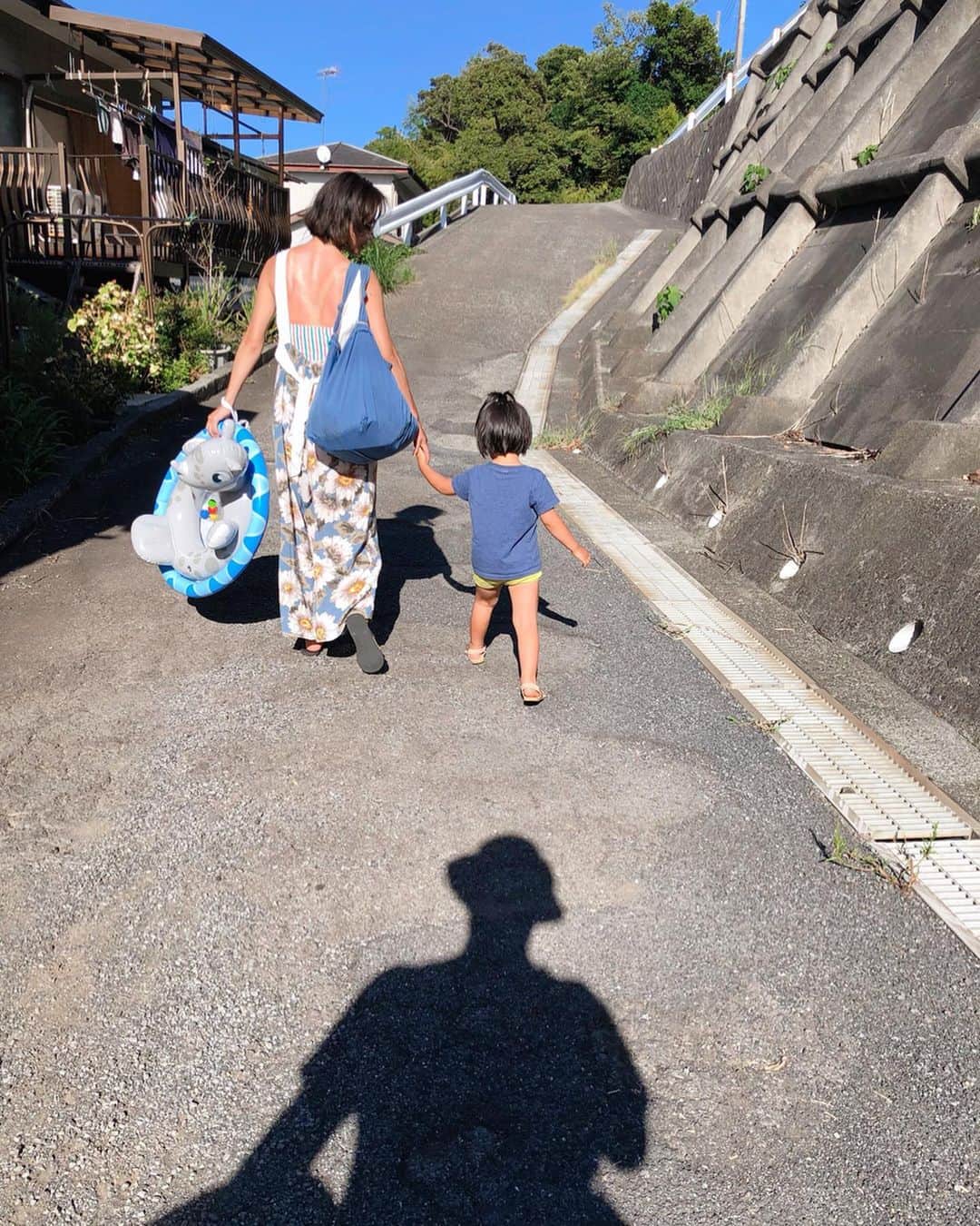 原田沙奈子さんのインスタグラム写真 - (原田沙奈子Instagram)「家族で過ごす夏休みってなんでこんなに楽しいのだろうか！ 背中の日焼け、非常にやっちまった感がハンパないけど。 やっぱり一緒になって遊んでたい。 海は旦那さんが得意中の得意だからお任せ。 （あれ、なんだろ、こんな時の私の得意分野が見当たらない切なさったら。） ま！楽しいから、いっか、いっか。 なかなか海から上がってこない父娘をレジャーシートの上から煎餅かじりながら目を細めて見守る愉しさたるや。 去年からの成長をひしひしと感じつつ、4歳の今のアマネが愛おしい。 毎回夕食の時に充電切れて目がトロトロしたかと思うとテーブルに額つけて寝ちゃう感じもまた可愛い。 #夏休み#アマネの旅」9月8日 16時36分 - sanakoharada