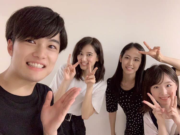 南端まいなのインスタグラム：「海外事業部でいつもコンビの山崎紘菜さん✨ずっと憧れていた方です！！ お芝居でもいつも助けて頂いてます！ 紘菜さんから教わるお芝居の事やお仕事の事が、本当に勉強になります。  お姉さんのような存在の阿部純子さん✨ 純さんにお会いするとホッとします。 新しい事はなんでも前向きに取り込んでいこうとする姿に、本当に尊敬しています。大好きです😹  いつも現場を笑わせて楽しい雰囲気にしてくださる入江甚儀さん✨ 撮影現場では年上の方ばかりでド緊張の私を、輪の中に入れてくださって、本当に優しい方です。😂 撮影も残りあと少しですが、目一杯勉強して目一杯楽しみます！♪ #ノーサイドゲーム #撮影中 #山崎紘菜 さん #阿部純子 さん #入江甚儀 さん #南端まいな」