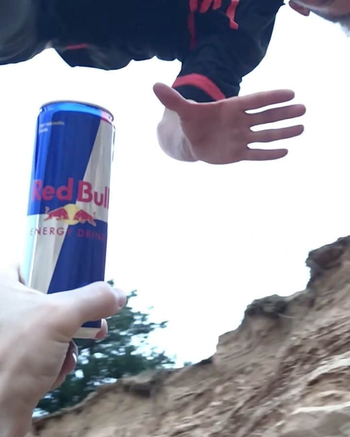 のインスタグラム：「first attempt ✅  nailed it 🙌 . 🚶‍♂: @pashatheboss 🎥: @stanislavlazdan #redbull #parkour #freerunning #givesyouwings」