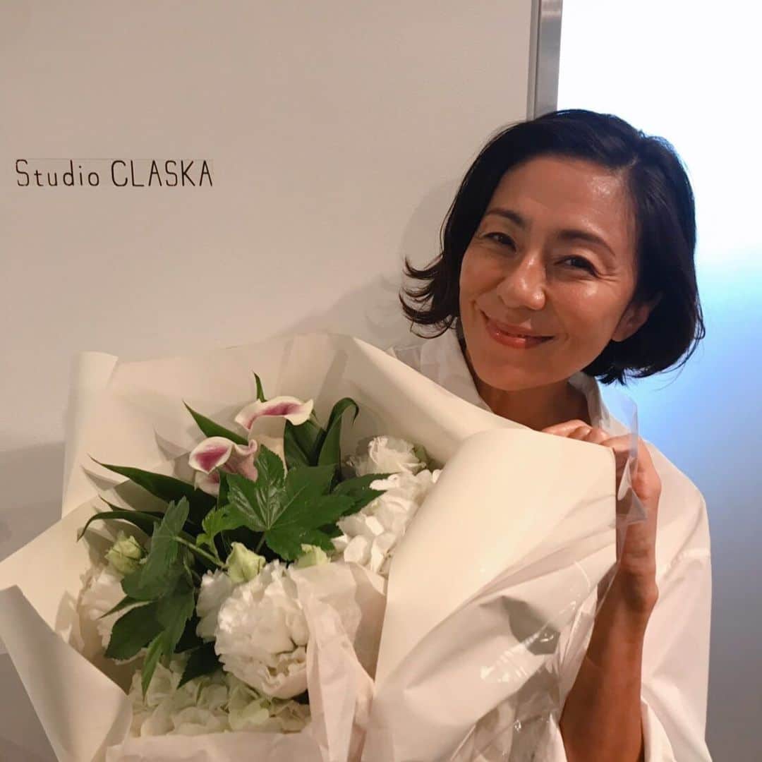 のインスタグラム：「. 台風近づいて来てますが最高に素敵でhappyで coolな撮影してました😊 そして無事に終了😄 #❤️ #rikaco_fashion  白いアジサイ素敵 ありがとうごさいまーす 🥰」