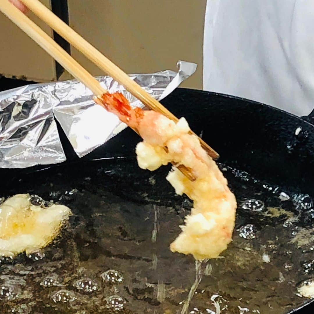 東京ベルエポック製菓調理専門学校さんのインスタグラム写真 - (東京ベルエポック製菓調理専門学校Instagram)「調理体験で天丼を作りました😃✨‼️ 海老🦐、キス、アスパラ、かぼちゃ🎃、なす、しめじ、6種の食材が絶妙なバランスで味のハーモニーを奏でていました😊 #天丼 #天ぷら #海老 #キス #なす #アスパラ #かぼちゃ #しめじ #調理師 #日本料理 #和食  #東京ベルエポック製菓調理専門学校  #instagram #instafood #foodporn」9月8日 17時06分 - belleseika