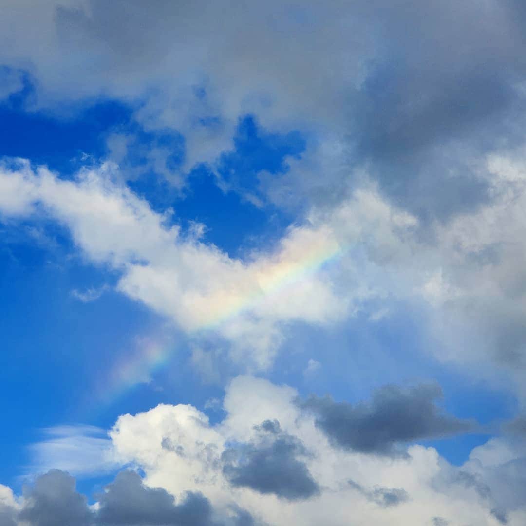 市川笑野さんのインスタグラム写真 - (市川笑野Instagram)「台風が近付いております！ 皆様くれぐれもお気をつけ下さいませ！ 雲間に虹が覗いていました。 #台風接近 #雲間の虹」9月8日 17時06分 - emino.i
