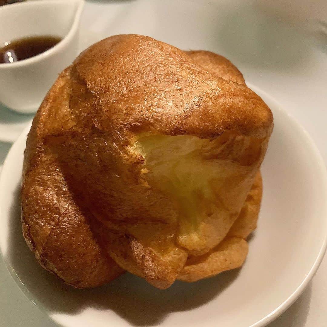 のインスタグラム：「珍しく#大手町 でご飯🍽. . #カルネジーオ大手町 で食べたこのパンがシュークリームみたいで美味しすぎるんだけど、ずっと食べててお腹パンパン😨. . ローストビーフもヒレステーキも美味しかったけど、お店が暗めで綺麗に撮れなかったからブラータ載せておく🤘. . トータル美味しかったけど、何よりサービスがハナマルですな。割と過激派、イケイケ接客だから嫌な人は嫌だと思うけどわたしは話聞いてて好きだったなー💁🏾‍♀️. . 昨日も話してたけど、どれを連れて行っても安心できる店ってアツいよね🔥🔥🔥. . #東京のうまいメシシリーズ  #大手町#大手町グルメ#大手町ディナー#ステーキ#やっぱり肉#肉しか愛せない」